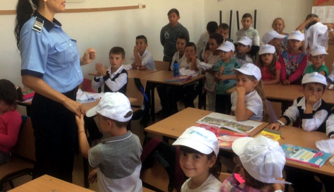 Școlarii și preșcolarii din Constanța, dotați cu brățări de la polițiști - scolarii-1505402268.jpg