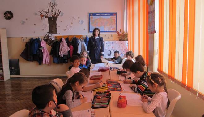 Școlarii din Constanța au fost vizitați de polițiști - scolaripolitisti-1457953558.jpg