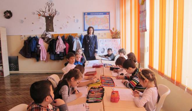 Școlarii din Constanța au fost vizitați de polițiști - scolaripolitisti-1457968701.jpg