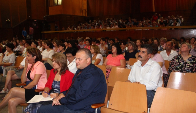 Anul școlar începe cu promisiuni de la ISJ: tablete pentru toți elevii  și baze sportive - scolilainceputdean1-1504884076.jpg