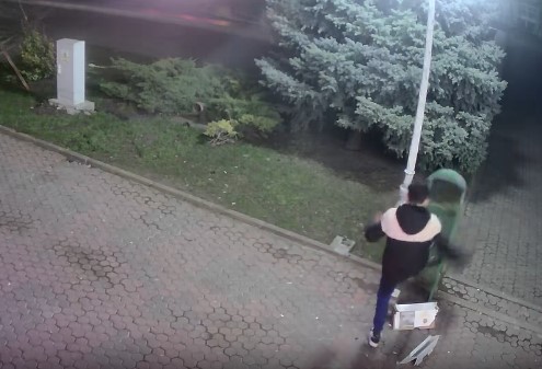 Vandalisme la ceas de seară. Un băiat a pus la pământ un coș de gunoi - screenshot-20260303-084106-1772520131.webp