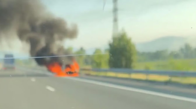 Incendiu pe autostradă. O mașină a ars în zona motorului - screenshot-20260303-091622-1772522197.webp