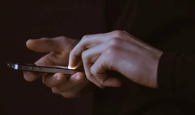 Atenție la noua metodă de fraudă. Escrocii îți cer ajutorul pentru telefon și îți fură datele - screenshot-20260323-090513-1774249542.webp