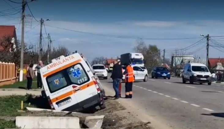Salvare în șanț. Ambulanță implicată într-un accident cu patru răniți - screenshot-20260406-132741-1775471280.webp