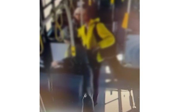 Hoț „legendă” din București prins în flagrant după ce a jefuit o bătrână în autobuz