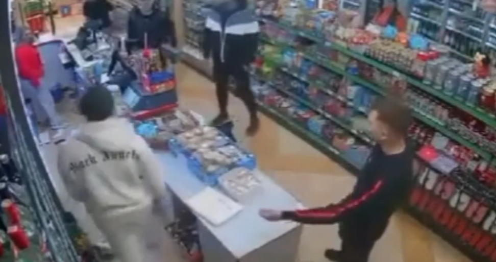Incident într-un magazin. O angajată a fost agresată, iar un bărbat a fost arestat preventiv