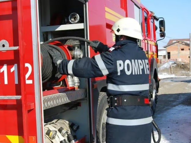 Bărbat de 84 de ani găsit carbonizat în urma unui incendiu care i-a cuprins locuința