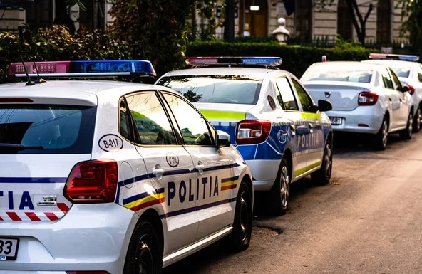 Incident șocant: un individ a atacat un magazin și a avariat o autospecială de poliție - screenshot-20260422-131003-1776852622.webp