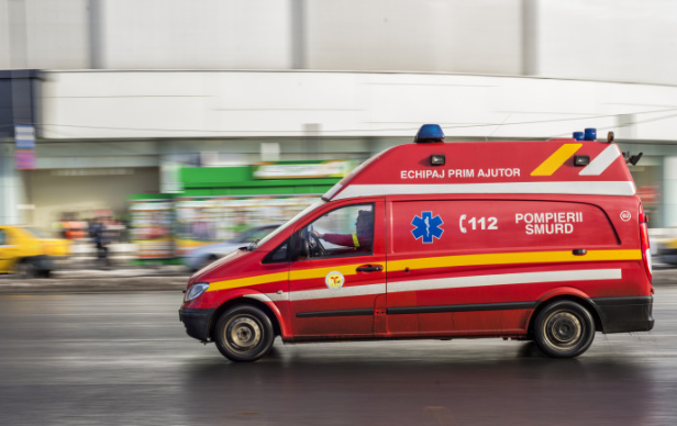 Autospecială SMURD lovită de tren. Mai multe persoane au ajuns la spital - screenshot-20260425-103450-1777102519.webp