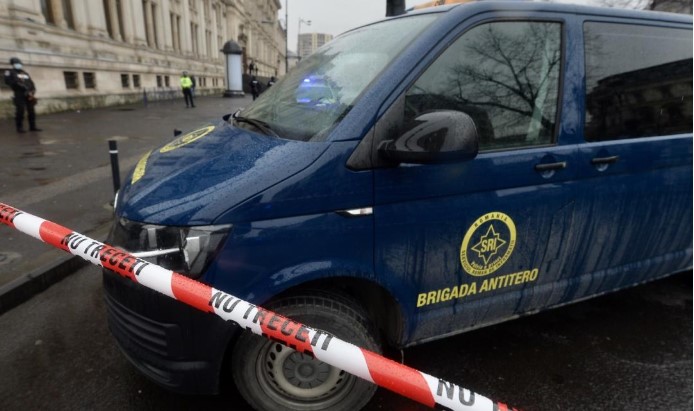 Polițiștii și trupele speciale au intervenit după un scandal în București. Autospecială de poliție avariată, mai multe persoane duse la audieri