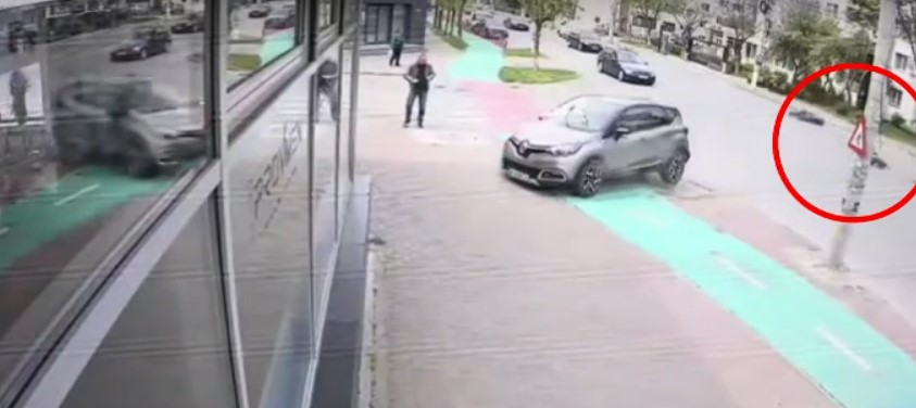 Șofer de 67 de ani lovește un motociclist și intră cu mașina într-o frizerie după un accident în lanț