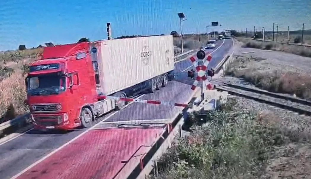 Imagini șocante la Dorobanțu! Un șofer de TIR a rupt bariera și a trecut peste calea ferată - screenshot-20260624-103846-1782286807.webp