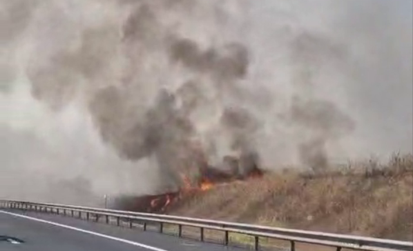 Alertă între Medgidia și Valea Dacilor! Vegetația uscată de pe câmp a luat foc - screenshot-522-1754049815.png