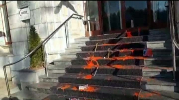 Protest cu vopsea roșie și cuție, la Ministerul de Justiție, după crima comisă de un pușcăriaș eliberat în baza recursului compensatoriu - screenshot116996500-1547473366.jpg