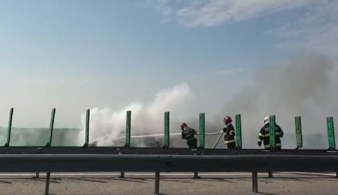 VIDEO. O mașină a luat foc pe A2. Traficul, oprit în totalitate - screenshot20210403124544-1617443497.jpg