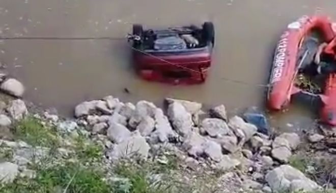 Două persoane au căzut cu maşina în apă; una a fost salvată, cealaltă e căutată cu scafandri - screenshot20230701180127chrome-1688223740.jpg