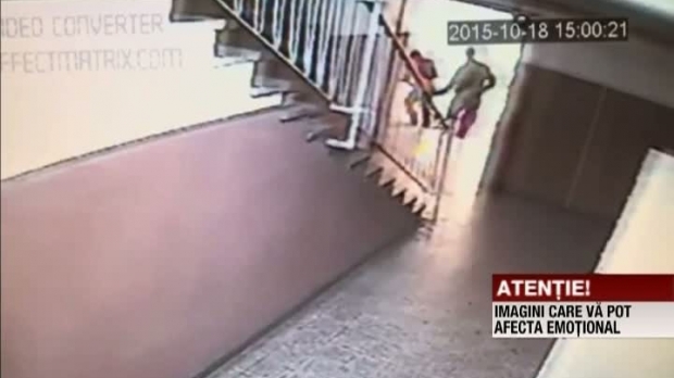 Polițistul pedofil, filmat când agresa alte trei FETIȚE într-o scară de bloc - screenshot33429200-1515672590.jpg