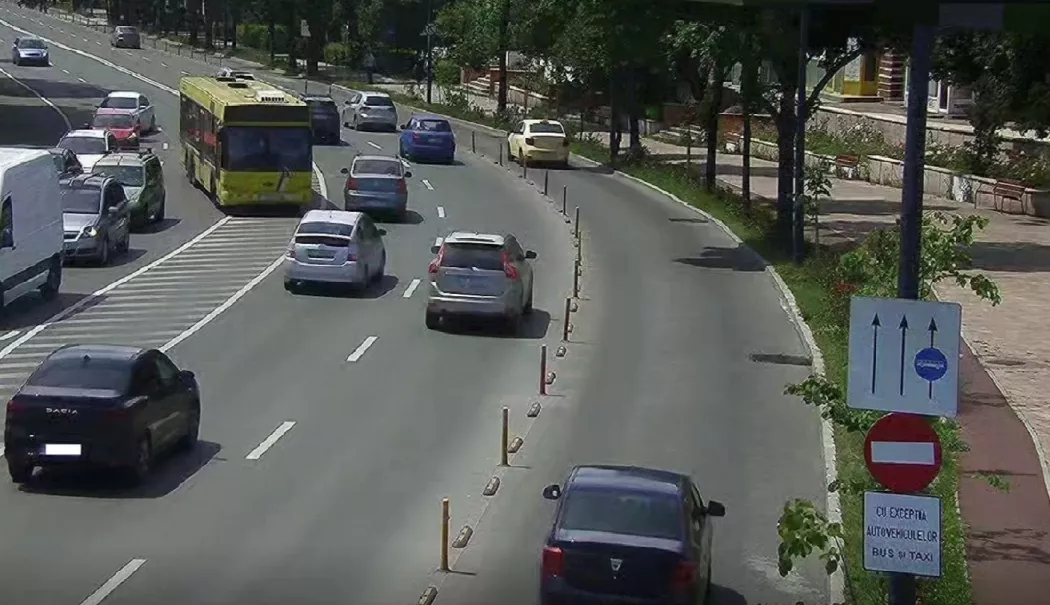 Foto - Șoferii care circulă ilegal pe benzile de autobuz, filmați de camere. Poliția Locală anunță controale