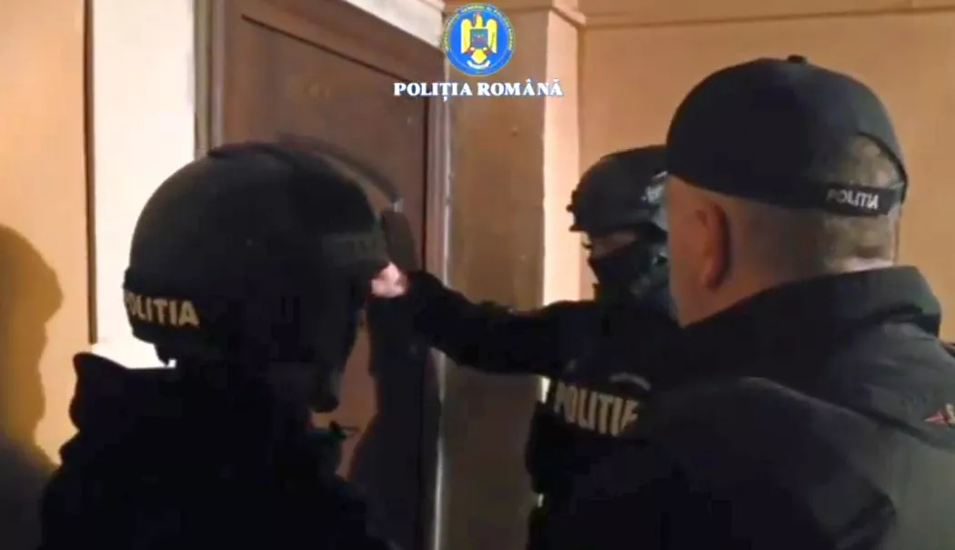 Lovitură dată escrocilor care trimiteau SMS-uri false. Descinderi și la malul mării - screenshot5-1770801425.webp