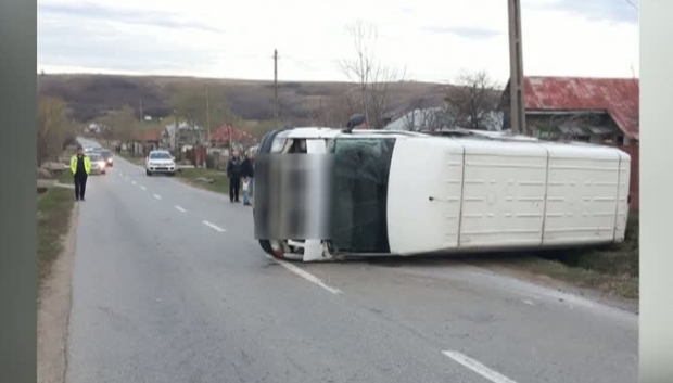 Microbuz răsturnat, după un accident. Patru persoane sunt rănite - screenshot690697100-1552812760.jpg