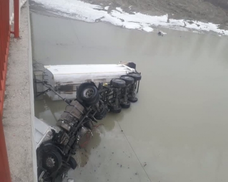 Un camion a căzut de pe un pod, de la aproximativ 10 metri - screenshot96427800-1544014903.jpg