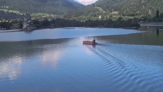 Apele Române anunţă că după trei săptămâni lacul Izvorul Mureşului a fost curăţat de buştenii aduşi de viituri - screenshotfrom20250824224929-1756100089.png
