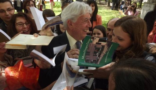 Laureat al Premiului Nobel, Mario Vargas Llosa a fost sufocat de admiratoarele din România - scriitor-1369153743.jpg