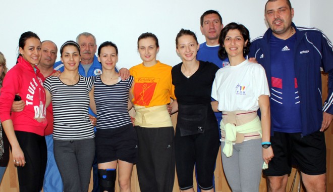 Lotul olimpic feminin de spadă se antrenează la Constanța - scrima-1333385149.jpg