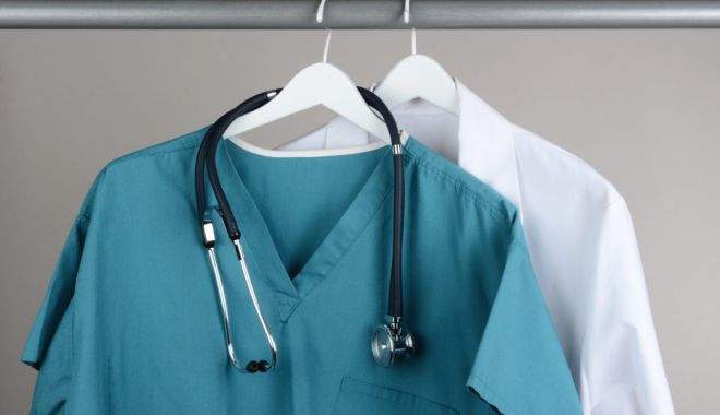 TRIBUNALUL CONSTANŢA. Medic trimis în judecată, pentru şpagă şi fals informatic. 600 lei şi erai "vaccinat" anticovid