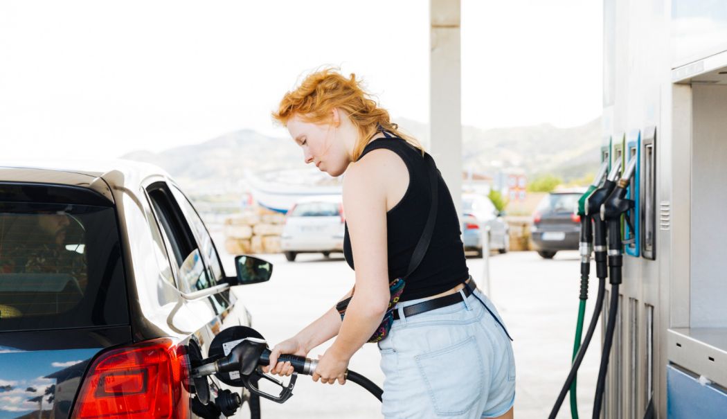 Ultima zi cu carburanţi ieftini pentru şoferii români. De mâine, un plin va fi şi cu 20 de lei mai scump