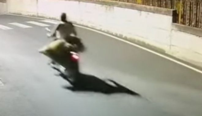 Român, surprins de camere în timp ce căra pe scuter cadavrul prietenului pe care l-a omorât