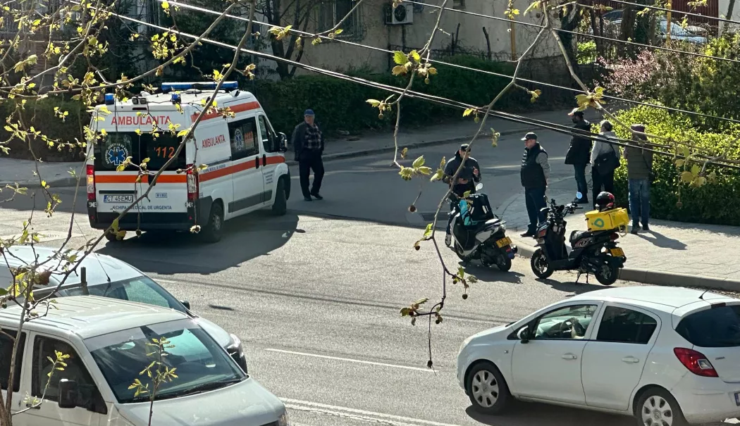 Accident pe strada Dezrobirii din Constanța. Un livrator pe scuter, rănit după impactul cu un autoturism - scuteristi-1776950834.webp