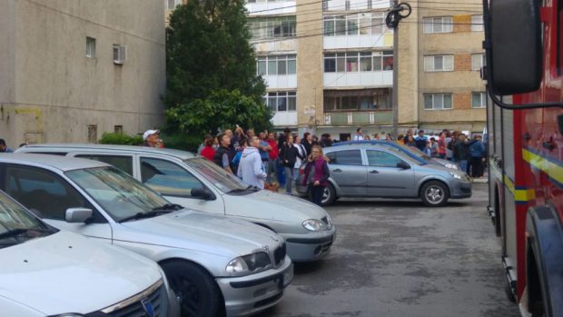 CLIPE DE GROAZĂ. Un bărbat s-a aruncat de pe un bloc cu 10 etaje - searuncadepebloc620x349-1494911402.jpg