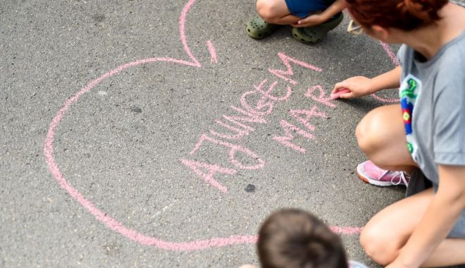 Se caută voluntari care să-i ajute pe copii să se facă 