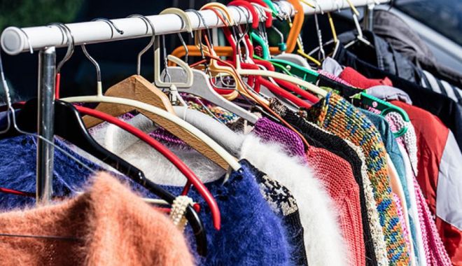 Românii cumpără tot mai des haine second-hand. Preţurile încep de la câţiva lei