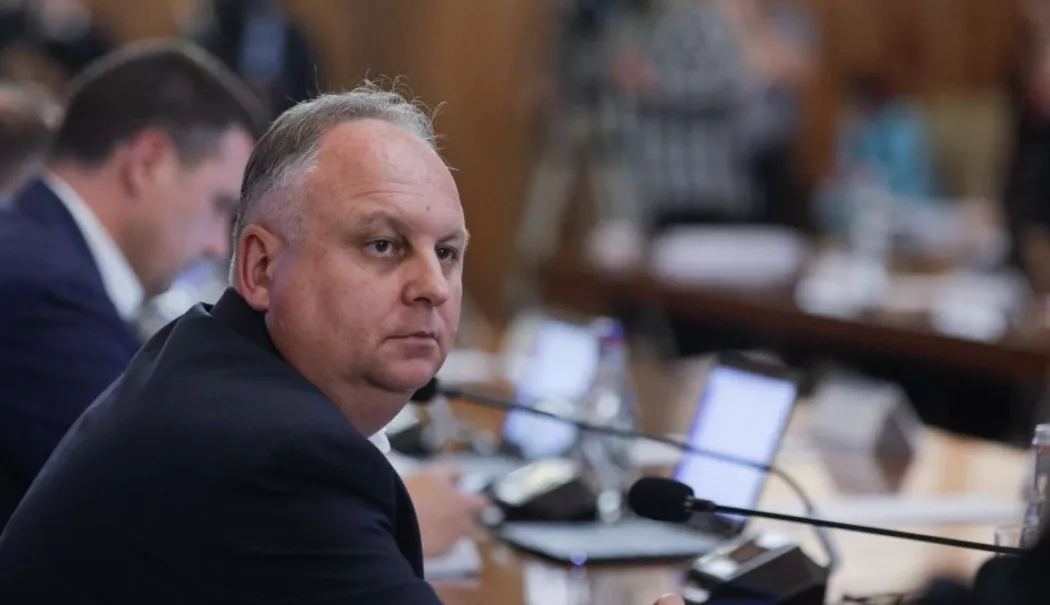 Cutremur la vârful Guvernului și ANPC. Secretar de stat reținut de DNA - secretar-1765967685.webp