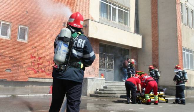 Pompierii constănțeni fac acțiuni de prevenție în școli - sectevenpompieri-1421229978.jpg