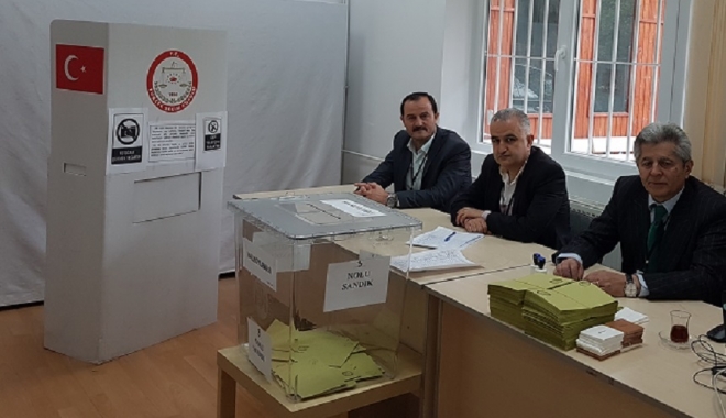 Turcii sunt chemați la urne. Vot asupra modificării Constituției - sectievot-1492324186.jpg