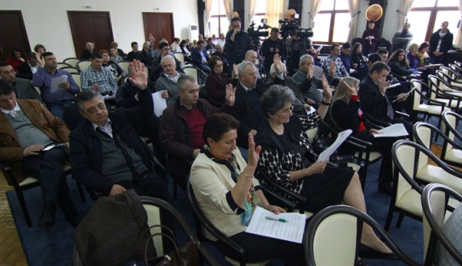 Cât au muncit consilierii județeni  în acest mandat: scuze pentru chiuluri, coroane de flori și o mână de proiecte - sedintaconsiliuljudetean11-1463763312.jpg