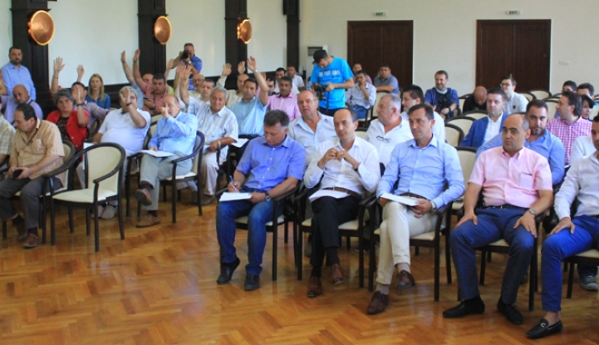 Joaca de-a dragostea și ura în CJC.  PSD curtează PNL cu funcții, liberalii  se dau fete mari - sedintaconsiliuljudetean16-1467822532.jpg