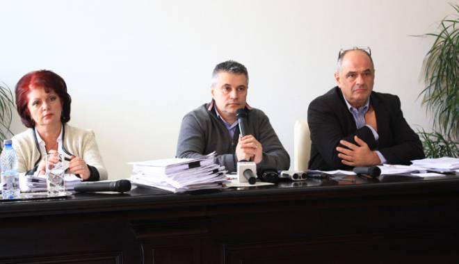 Ședință de Consiliu Județean  cu scântei. Liberalii au vrut să-i schimbe pe vicepreședinți din funcție - sedintaconsiliuljudetean6-1426087262.jpg