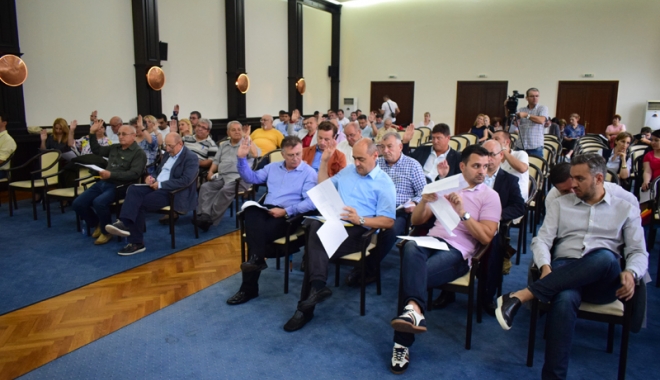 Violența în familie și minorii delicvenți, în atenția consilierilor județeni - sedintaconsiliuljudetean7-1503420155.jpg