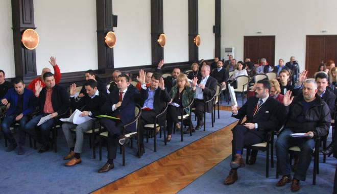 Ce vor alege consilierii: Decebal Făgădău sau Gabi Stan ? - sedintaconsiliullocal3-1428320173.jpg