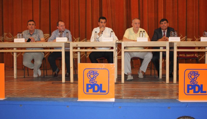 S-a votat! Maria Stavrositu demisă de la șefia PDL Constanța, Mihai Petre dat afară din partid - sedintapdl6-1340907409.jpg