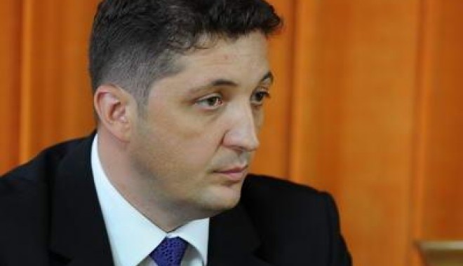 Mașina șefului IPJ Constanța, comisar șef Valentin Burlacu, lovită de un camion - sefipjctavalentinburlacucomisars-1313138636.jpg