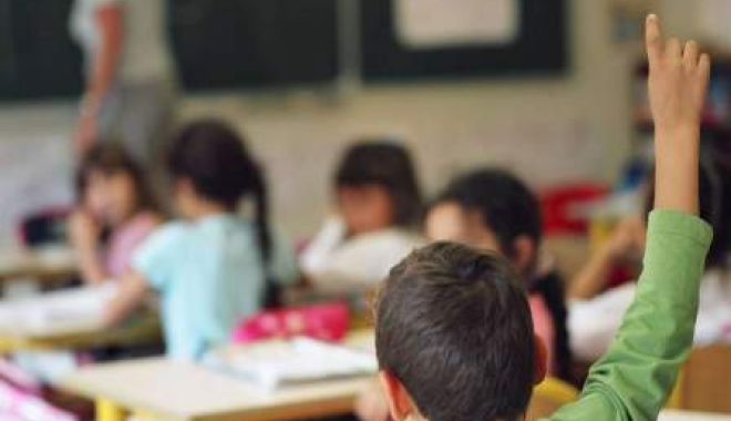 Sticlă cu alcool, căzută din buzunarul unui profesor, la ore - seintamplainromaniaoprofesoarasi-1538117326.jpg