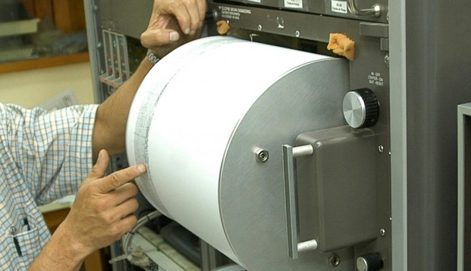Câteva sate au fost nimicite după un puternic cutremur în Iran - seismograf1351260181-1354778491.jpg