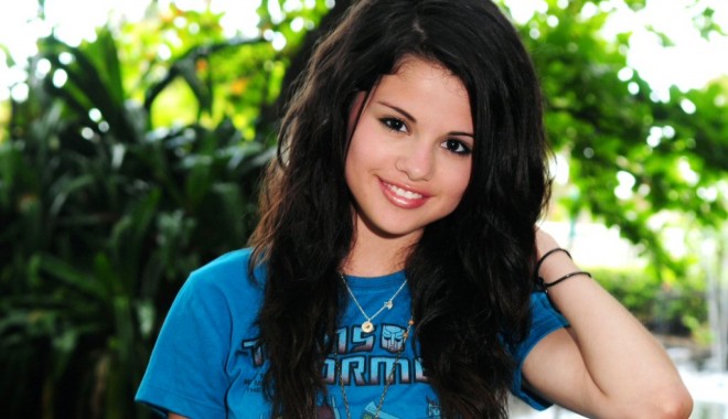 Selena Gomez, amenințată cu moartea! - selena-1318952322.jpg