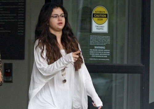 Vezi aici cum arată Selena Gomez fără machiaj - selenagomezdenerecunoscutcumarat-1351009179.jpg