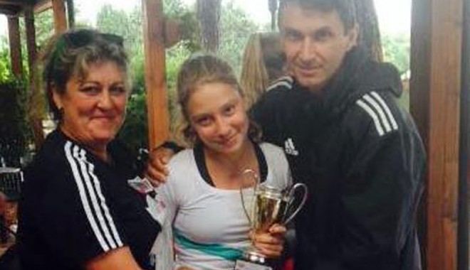 Selma Cadâr, premiul Fairplay al turneului Tennis Europe Junior Masters - selmasursafrtro-1412705125.jpg